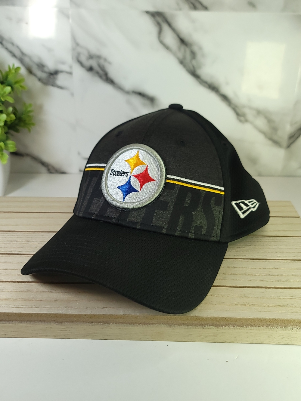 Pittsburgh Steelers Black New Era Trucker Cap. Fitted Hat M-L Size